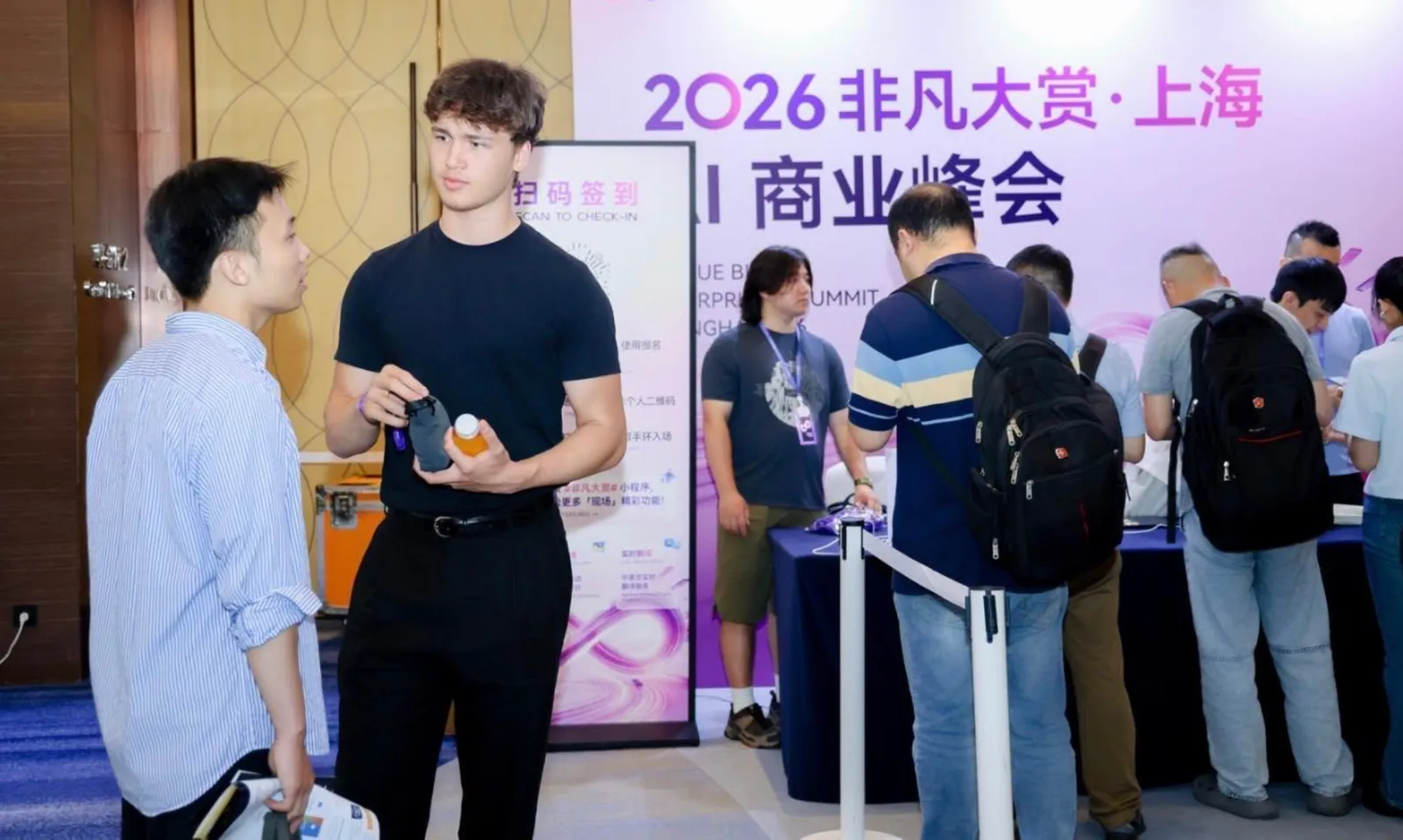 Sinyo in gesprek op de AI Business Summit in Shanghai.