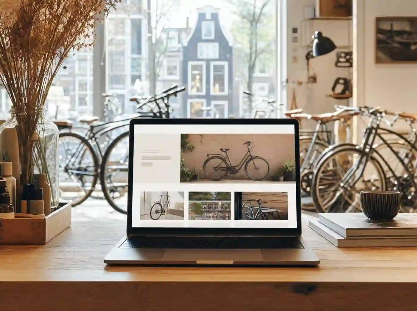 Website van De Fietstuin op een laptop in de winkel.